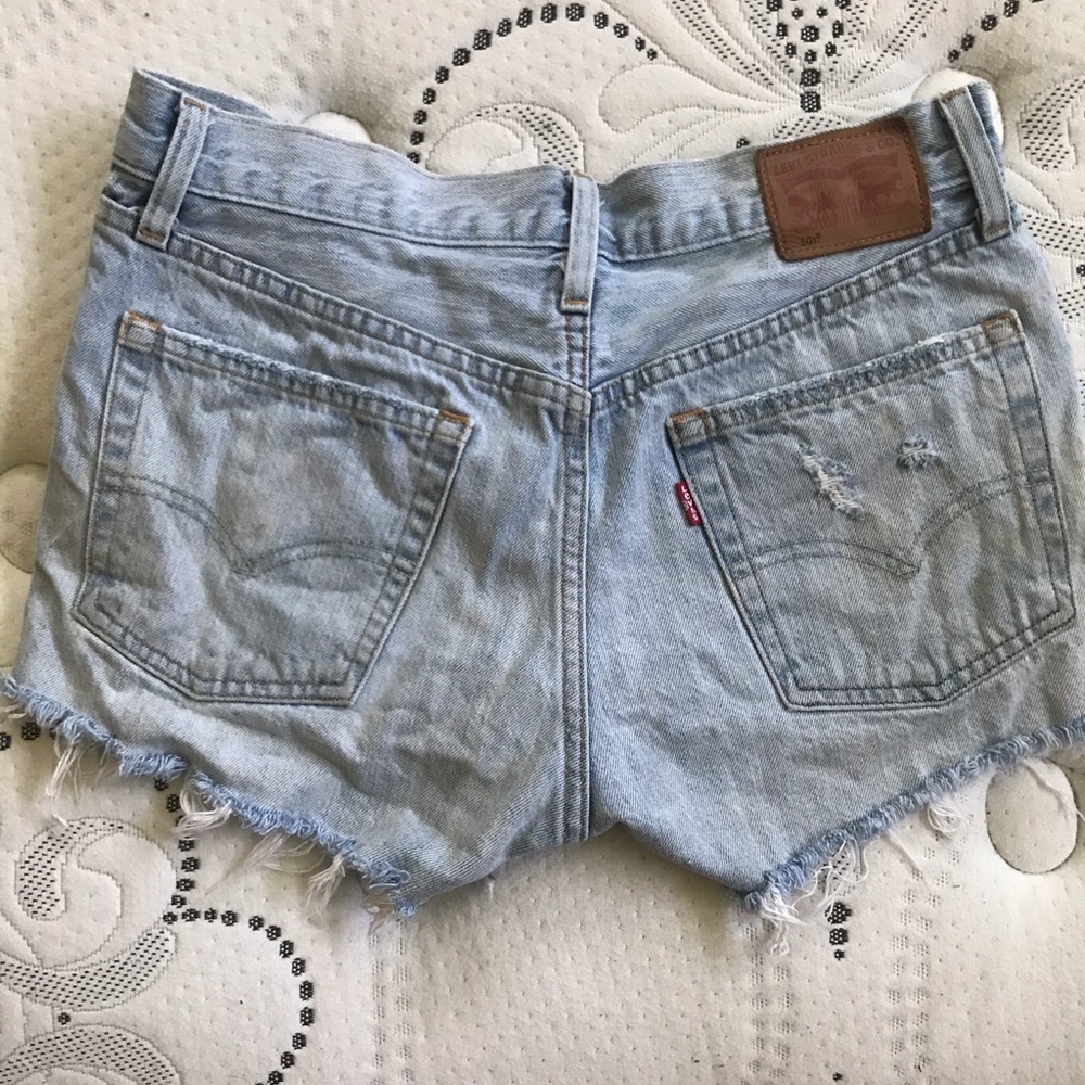Light wash Levi’s 501 high waisted shorts 26